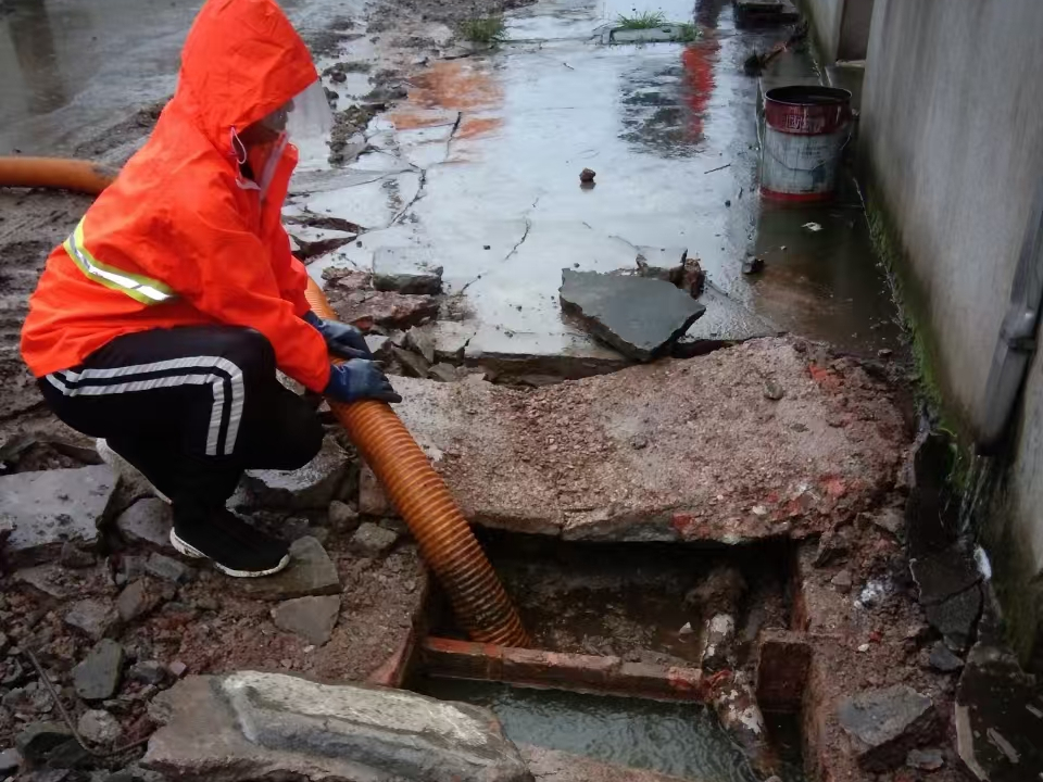 横栏专业清理污水池 炜誉市政以规范流程守护城市 “肠道”