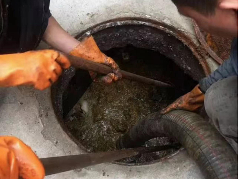 横栏清理化粪池时如何避免沼气的危害？